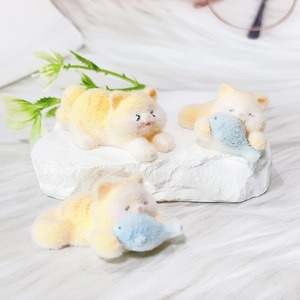 ของตกแต่งเรซิ่นรูปแมวสีแดงสดแบบกำมะหยี่ 3 มิติ DIY ของตกแต่งโต๊ะทำงาน น่ารัก การ์ตูนแมวยืนนอนกินปลา ของตกแต่ง - Product Image 2