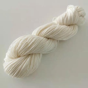 Lotus Yarns SW <span class=keywords><strong>Merino</strong></span> <span class=keywords><strong>DK</strong></span>, 100% <span class=keywords><strong>Lana</strong></span> <span class=keywords><strong>Merino</strong></span> Superwash Extrafina en Color Blanco Natural para Teñido a Mano, Peso Worsted - Product Image 1