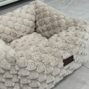 เตียงสุนัขผ้าฟลีซลายเกล็ดหิมะสีพื้นทรงสี่เหลี่ยมผืนผ้า นุ่มสบาย สีเบจ - Product Image 6