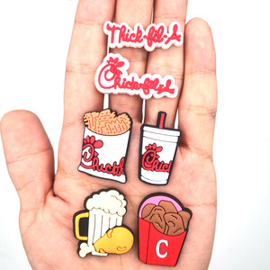 2025รองเท้าพีวีซีดีไซน์ใหม่ที่มีสเน่ห์ออกแบบได้เองเครื่องประดับรองเท้าขนมอุดตันเสน่ห์ - Product Image 3