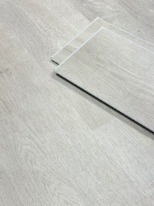 Suelo Vinílico SPC Comercial Moderno para Interiores, Resistente al Agua, de 6.5 mm, con Sistema de Click, Diseño Gris con Aspecto de Madera - Product Image 4