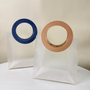 ถุงพลาสติก PP ผิวเกล็ดน้ำแข็งพร้อมที่จับหนังทรงกลมกระเป๋าของขวัญวันเกิดงานแต่งงานเทศกาลคริสต์มาสกระเป๋าใส่เครื่องสำอางด้านล่างแบน - Product Image 4