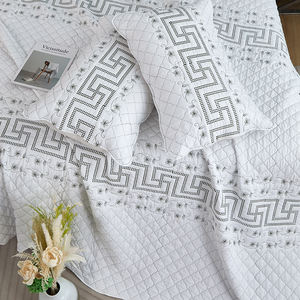 Parure de lit moderne minimaliste brodée en polyester 3 pièces, couvre-lit matelassé pour hôtel et gîte - Product Image 5