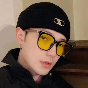 Gafas de visión nocturna con montura rectangular negra, de plástico y metal, con protección UV y resistencia a la luz azul, para uso diurno y nocturno 860 - Product Image 1