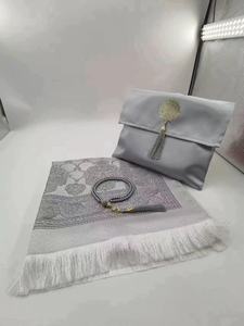 Set Regalo Tappetino da Preghiera Islamico in Velluto Yaseen con Suren del Corano - Poliestere Lavabile con Base Rivestita in PVC 70x110cm per Musulmani Eid - Product Image 5