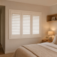 Porte intérieure pliante sur mesure en bois massif avec persiennes réglables pour chambre à coucher, contrôle de la lumière et intimité