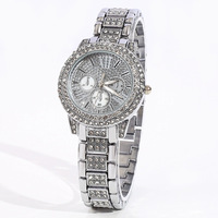 Offre Spéciale : Ensemble Montre à Quartz, Bracelet Montre Tendance Orné de Diamants, Collier Cœur et Boucles d'Oreilles Assorties