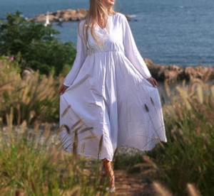 Robe midi en coton blanc à col en V et manches longues, coupe minimaliste et confortable, taille naturelle, idéale pour l'été, le printemps et l'automne - Product Image 1