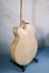 Guitarra Acústica Eléctrica Artesanal Archtop de Arce con Cuerpo Tallado, Tapa Sólida de Yunzhi y Diapasón de Ébano Personalizable - Product Image 5