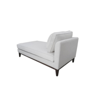 Chaise longue élégante et moderne avec accoudoir gauche, meubles de salon, chaise longue rembourrée en tissu blanc crème avec pieds en bois foncé