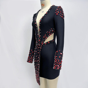 Abito Fasciante Personalizzato OEM con Diamanti Rossi 3D, Maniche Lunghe, Sexy e alla Moda, con Perle, per Feste Casual, con Dettagli Traforati - Product Image 3