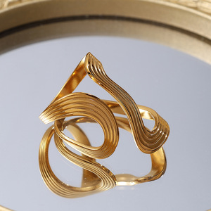 แหวนสแตนเลสทรงเรขาคณิต ชุบทอง 18K เครื่องประดับแฟชั่นสำหรับทุกเพศ เหมาะสำหรับเป็นของขวัญ - Product Image 2