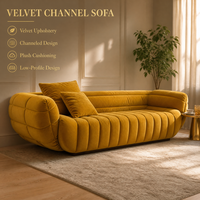 Canapé rembourré Channel en velours jaune vibrant, avec surpiqûres verticales profondes, segments moelleux et design à profil bas pour un salon confortable