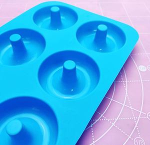 Moule à donuts rond en silicone à 6 cavités pour la pâtisserie, en stock et très demandé - Product Image 6