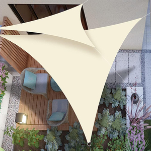 Voile d'ombrage triangulaire 2x2x2m imperméable beige en polyéthylène – Voiles et filets d'ombrage 2x2x2m - Product Image 4