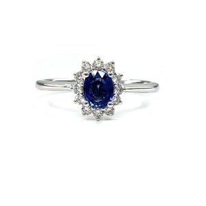Bague en or blanc 18 carats sertie de diamants et de saphirs bleus pour femme, idéale pour les occasions festives - Collection Fête du Travail - Product Image 1