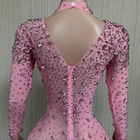 Luxuriöses Rosa Feder Kristall Abendkleid für Damen, Langarm Strass Maxi-Kleid, Elegant Glitzernd für Abschlussball, Geburtstag, Gala oder Bühnenauftritt