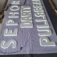 Letreros Modernos con Nombre en LED Blanco, Letras de Acero Inoxidable Cortadas con Precisión, Base Acrílica, Retroiluminación Suave, IP67 Impermeable, AC/DC