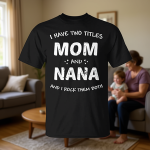 Camiseta I Have Two Titles Mom And Nana, cuello redondo, color negro, ajuste unisex - Product Image 3