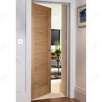 Portes classiques en bois massif pour maisons de style vintage avec moulures complexes et inserts en vitrail reflétant la beauté du vieux monde