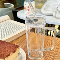Gobelet à eau en verre transparent style INS avec poignée, haute valeur esthétique, pour femmes, été, jus, couvercle rayé, paille, vente en gros