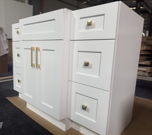 Meubles-lavabos de salle de bain modernes en bois massif, résistants à l'eau, à fermeture douce, écologiques et éclairés, pour hôtels (vente en gros) - Product Image 1