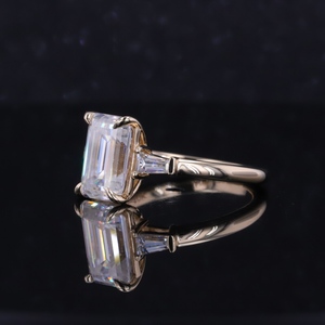 Bague en moissanite, or 10 carats, taille émeraude, trois pierres, bagues de fiançailles de luxe et tendance - Product Image 3