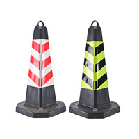 Cône de signalisation routière carré réfléchissant en caoutchouc et plastique avec anneau de levage pour la sécurité routière et l'interdiction de stationnement