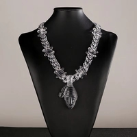Collier pendentif en résine acrylique transparente tendance en gros pour l'Europe et les États-Unis, unisexe