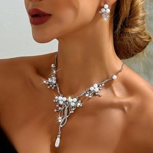 Conjunto de Perlas de Novia de Estilo Vintage Inspirado en la Europa, Collar y Pendientes de Flores Atemporales para Bodas y Ocasiones Especiales - Product Image 2