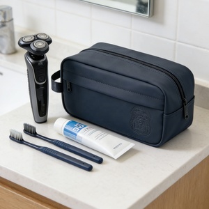 男士旅行包，带定制标志悬挂手柄防水拉链封口时尚化妆包和箱包 - Product Image 2