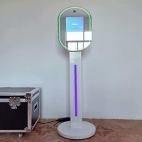 Photomaton à écran tactile vertical avec éclairage circulaire en stock et disponible pour une expédition rapide.