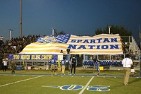 Vente en gros de drapeaux et bannières promotionnels en tissu de polyester 100% énormes bannières suspendues verticales pour le sport