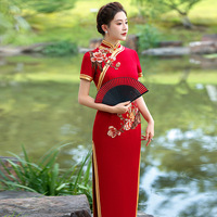 Nouvelle Collection 2025 : Qipao Rouge Grande Taille Longueur Ras du Sol avec Fermeture Éclair et Boutons Décoratifs – Écologique