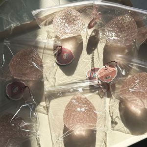 Jouet sensoriel anti-stress en silicone souple, très populaire : Fidget Ball Fraise Enneigée à pincer et à presser - Product Image 4