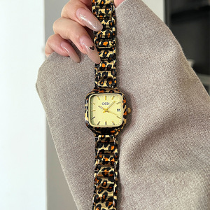 La montre Gadi Leopard Print Steel Band Small Sugar Cube avec un grand cadran pour femme est un luxe léger - Product Image 3
