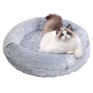 Lit pour chien en fausse fourrure gris clair rond de luxe avec fond antidérapant, lavable à la main pour un sommeil confortable - Product Image 1
