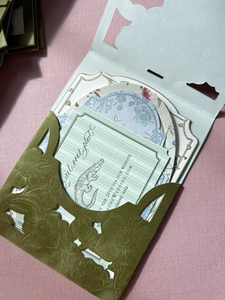<span class=keywords><strong>Invitaciones</strong></span> <span class=keywords><strong>de</strong></span> <span class=keywords><strong>Boda</strong></span> <span class=keywords><strong>de</strong></span> Lujo con Corte Láser, Patrones Florales, Terciopelo Verde Salvia, Bolsillo y Letras Impresas con Técnica Letterpress, con Cinta <span class=keywords><strong>de</strong></span> Seda - Product Image 2