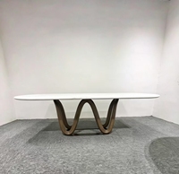 Table à manger extensible moderne en bois massif avec plateau en marbre artificiel et base ondulée