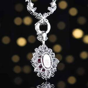 Pendentif SGARIT en or 18 carats massif avec rubis naturel non chauffé couleur sang de pigeon de 2,14 ct et 65 diamants d'accompagnement, bijou de luxe, pendentif raffiné. - Product Image 4