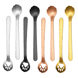 ช้อนรูปอุ้งเท้าแมวแบบตอกลาย ทำจากสแตนเลส 304 ช้อนกลวงสำหรับของหวานและกาแฟ ใช้ซ้ำได้ ดีไซน์การ์ตูน - Product Image 1