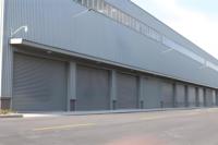 Porte industrielle à enroulement en acier galvanisé résistante aux vents de cyclone à grande vitesse, fonctionnement automatique/manuel, rail de guidage robuste