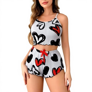 Conjunto de pijama de satén de tres piezas con pantalones cortos y camisa con botones para las noches de verano. - Product Image 5