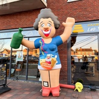 Mascotte gonflable géante de 4 m de haut, de qualité supérieure, représentant une Oma (grand-mère) en retraite, avec éclairage LED, pour publicité d'anniversaire