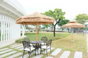 <span class=keywords><strong>Ensemble</strong></span> <span class=keywords><strong>table</strong></span> <span class=keywords><strong>et</strong></span> chaises d'extérieur avec parasol en dentelle pour la plage <span class=keywords><strong>et</strong></span> la pluie, parasol de plage luxueux sur pied en chaume personnalisé pour l'extérieur - Product Image 6