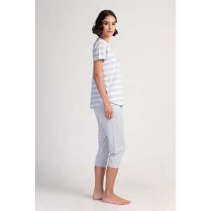 Pijama capri de manga corta con cuello redondo y puños ovalados para mujer - Product Image 2