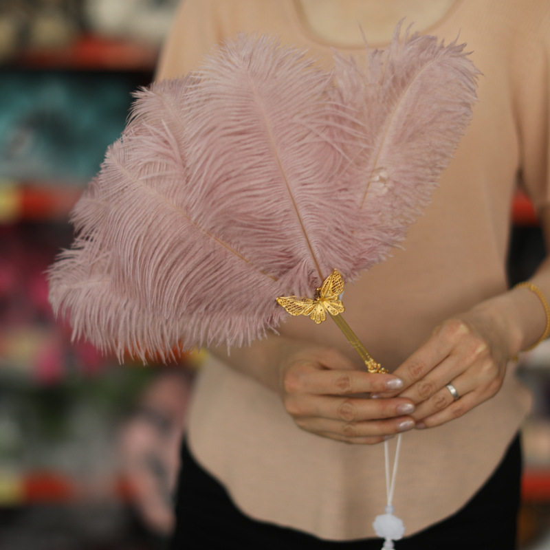 Papillon avec poignée en or rose vieilli clair.