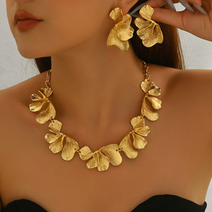 2025 nouvelle mode en gros de haute qualité or tonique feuille florale déclaration collier et boucles d'oreilles ensemble de bijoux - Product Image 2