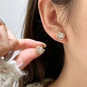 Orecchini a perno con zirconi cubici (CZ) placcati oro e argento, con taglio baguette, rotondo e quadrato, stile Iced Out, gioielli hip hop di tendenza - Product Image 4