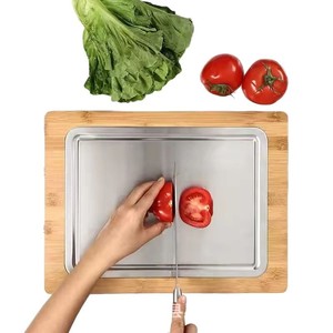 Planche à découper double face en bambou avec insert en acier inoxydable pour usage en cuisine - Product Image 5